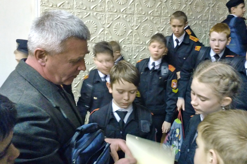 Алексей Популов рассказал о войне в Афганистане ученикам 48 школы