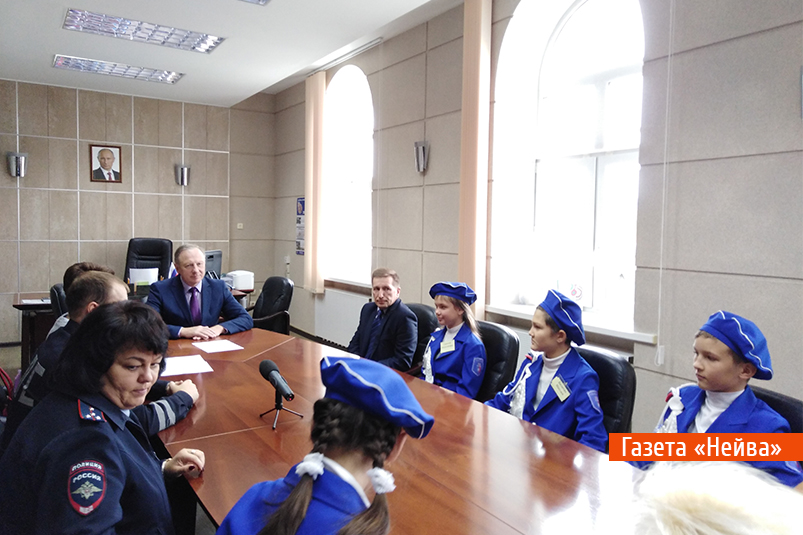 Глава НГО Владимир Цветов вручил школьникам села Тарасково награды