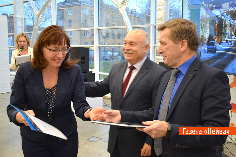 Элла Подгорнова получает подарочное издание фотоальбома 