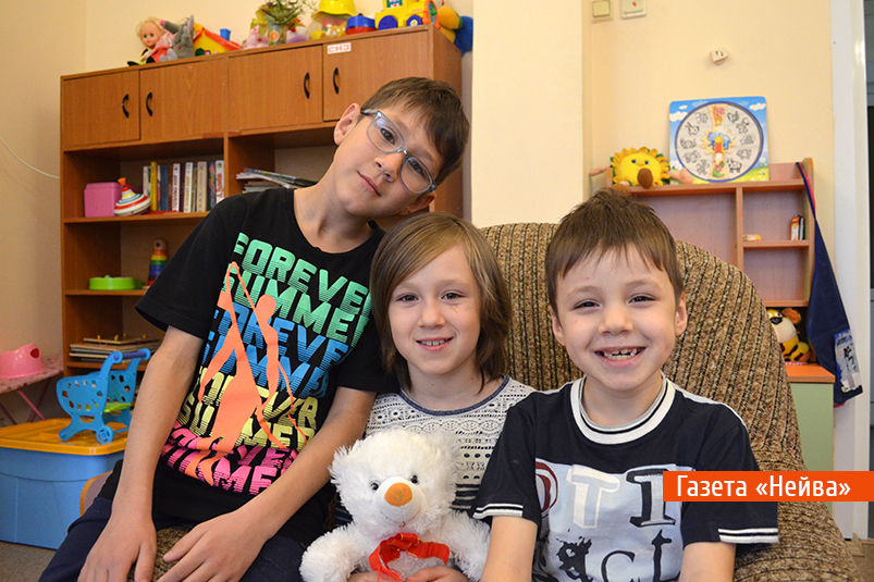 Два брата и сестра Мыльниковы ждут родителей