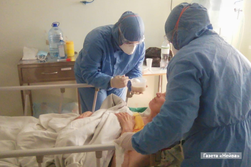 Врачи ковидного госпиталя кормят пациента