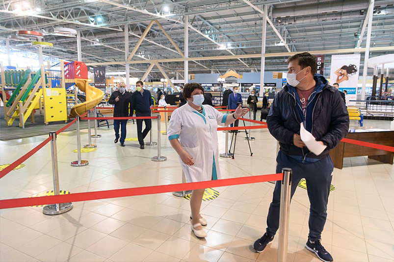 Евгений Куйвашев проверил, как идет вакцинация в торговых центрах