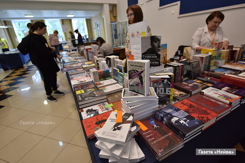 Книжная выставка "Изотом"