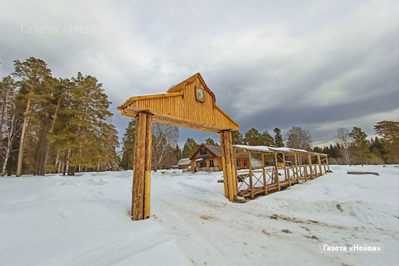 Деревянные ворота Новоуткинского монастыря