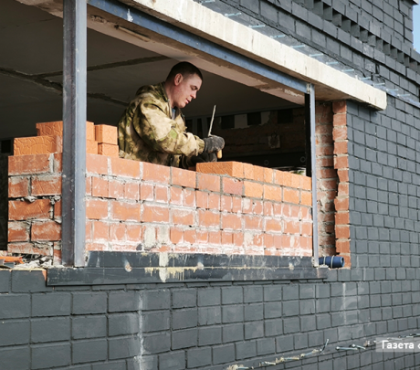 На новоуральском пляже реконструируют туалет