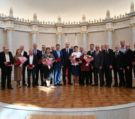 Денис Паслер вручил государственные награды 40 уральцам за вклад в развитие Среднего Урала и страны