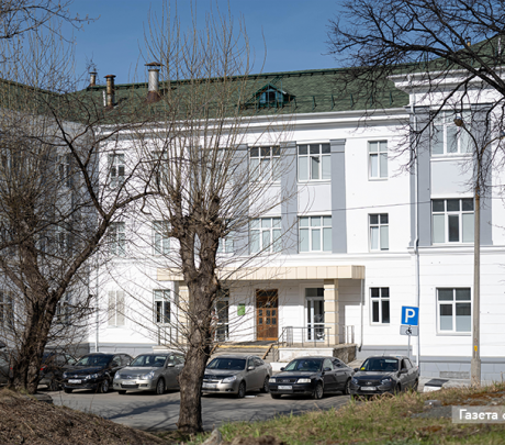 Дело по ремонту фасада первой поликлиники на Строителей направлено в городской суд